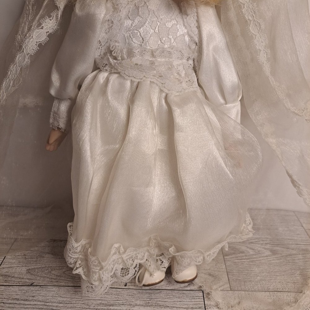 Vintage 12.5 Porcelain Bride Doll - Picture 5 of 6